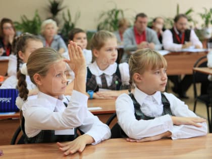 Часть воронежских школьников отправят на каникулы со следующей недели