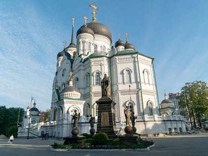 В день памяти святителя Тихона, епископа Воронежского, Задонского чудотворца, Глава Воронежской митрополии совершил Божественную литургию