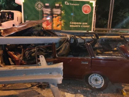 На трассе под Воронежем «четвёрка» врезалась в отбойник: есть пострадавший
