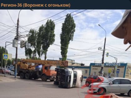 Воронежская улица встала в километровую пробку из-за аварии с грузовиком