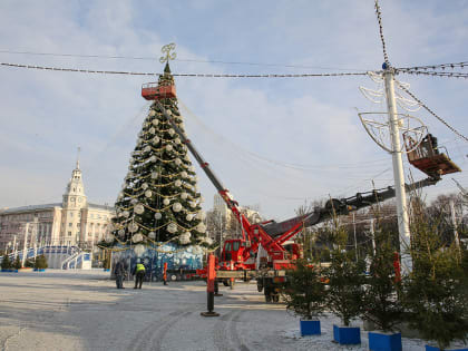 На площади Ленина начался демонтаж новогодних конструкций