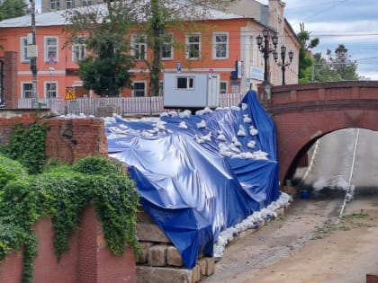 Воронежцы засняли, как Каменный мост вновь сражается с ливнями