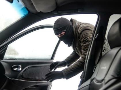 В Воронеже полицейские задержали похитителей раритетного Audi и прицепа