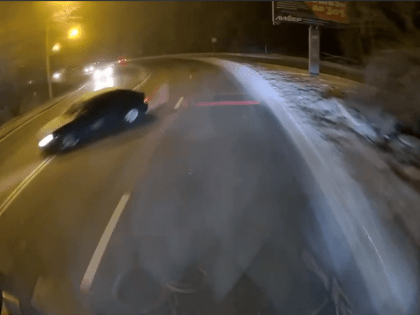 Водитель фуры показал опасный дрифт легковушки в Воронеже