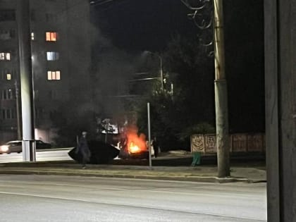 «Запах отвратительный»: машина вспыхнула в Воронеже