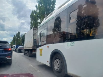 Огромная пробка внезапно возникла на&nbsp;воронежской улице
