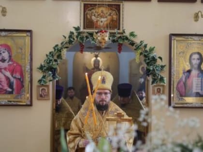 Епископ Россошанский и Острогожский Дионисий совершил Литургию в Троицком храме г. Россоши