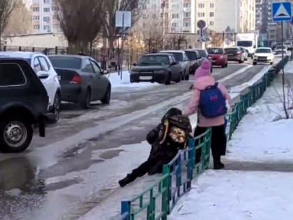 «Дети падают под машины!». Воронежцы забили тревогу из-за опасной дороги у школы