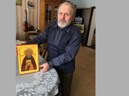 Верхнемамонский художник передал в дар местному музею написанную им икону