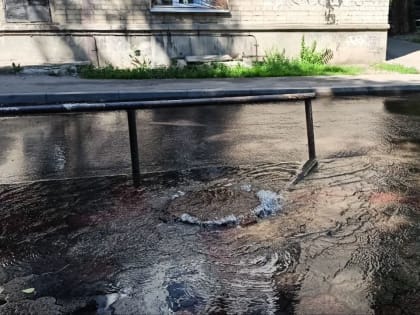 «Старик вынужден идти по&nbsp;луже». Улицу залило водой из-за коммунальной аварии в Воронеже&nbsp;