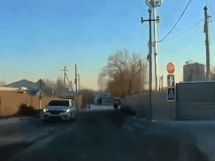 «В ямах можно подвеску оставить». Воронежцы объезжают разбитую дорогу по тротуару