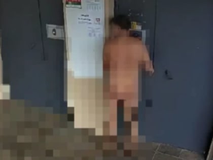 Обнажённый растерянный мужчина ломился в подъезд в Воронеже