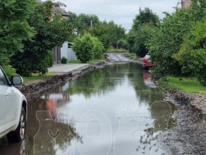 В воронежском микрорайоне дорога превратилась в озеро после долгих ремонтных работ
