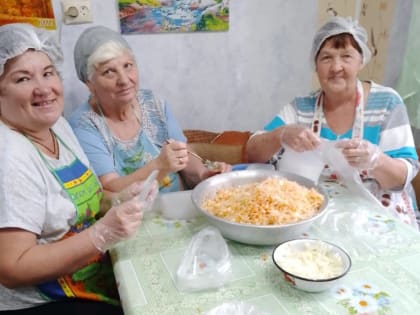 Домашние обеды и подарки: лискинские единороссы поддержали инициативу местных активисток