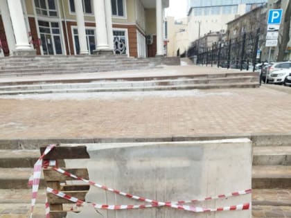 «Портал в никуда» нашли на тротуаре у ТЦ в Воронеже