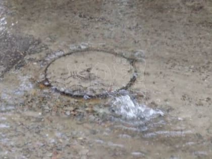 Жильцы дома на Димитрова сидят без воды, пока во дворе бьет фонтан