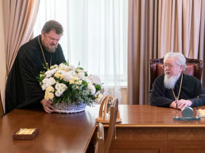 Сотрудники Воронежского епархиального управления поздравили Правящего Архиерея с Днем рождения