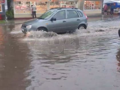 Воронеж снова затопило после дождя: транспорт и улицы ушли под воду