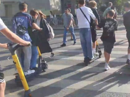 Толпа детей на самокатах вызвала недовольство в Воронеже