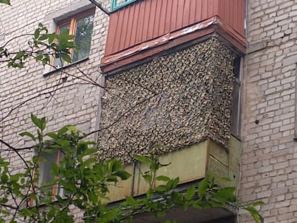 Маскировочной сетью затянули балкон жилого дома на&nbsp;воронежской улице