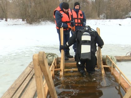 Воронежцам показали работу водолазов при подготовке купелей на Крещение