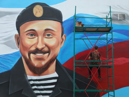 Воронежские художники продолжают создавать мурал с изображением Сергея Аграновича