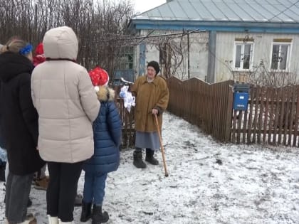 Воронежские школьники устроили новогодние концерты для ветеранов