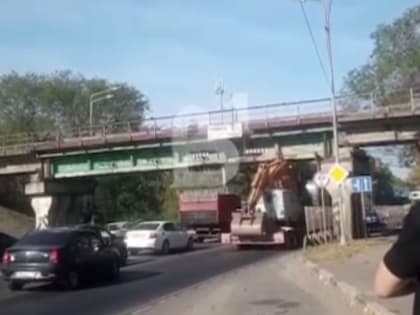 Необычный инцидент на дороге: водитель застрял под мостом