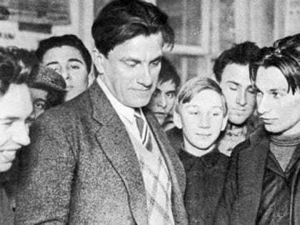 «Слушайте, товарищи потомки, агитатора, горлана-главаря».