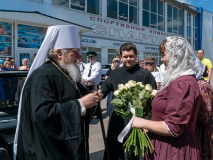 Митрополит Воронежский и Лискинский Сергий освятил новые колокола и крест для старинного воронежского храма