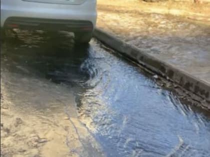Жилой дом остался без воды из-за прорыва трубы около воронежской школы искусств