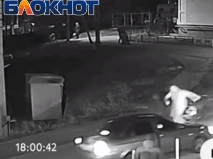 «Не разобравшись, бьет сзади», – нападение исподтишка на металлоломщика попало на видео в Воронеже