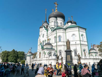 На площади у Благовещенского кафедрального собора состоялся праздничный концерт, посвященный 400-летию со дня рождения святителя Митрофана, первого епископа Воронежского