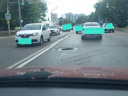 Опасную ловушку посреди оживлённой дороги показали воронежцы на&nbsp;фото