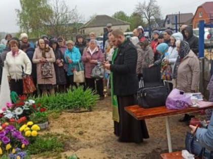 На Радоницу в Россошанском благочинии совершили панихиды по усопшим сродникам