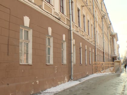 В центре Воронежа разрушающийся объект культурного наследия оградили от прохожих