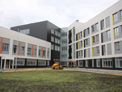 Глава Воронежа Вадим Кстенин принял участие в выездном совещании в школе на Остужева