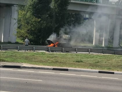 В Воронеже сняли на видео горящий автомобиль