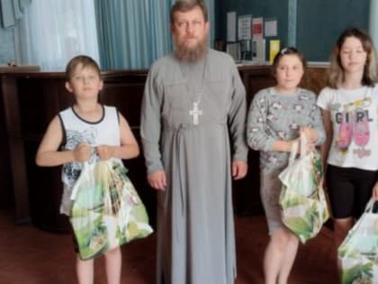 Настоятель храма сл. Шапошниковка поздравил ребят из ПВР с Днем защиты детей