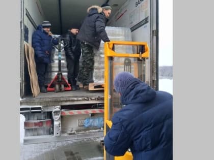 Верхнемамонцы передали 9 тыс бутылок с питьевой водой в зону СВО