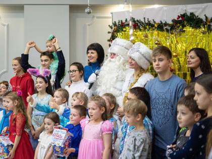 Десятки детей-беженцев побывали на Новогоднем утреннике в Воронеже