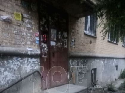 «Оступилась и&nbsp;рассекла лоб»: ужасающее крыльцо дома в&nbsp;Воронеже показали на&nbsp;фото