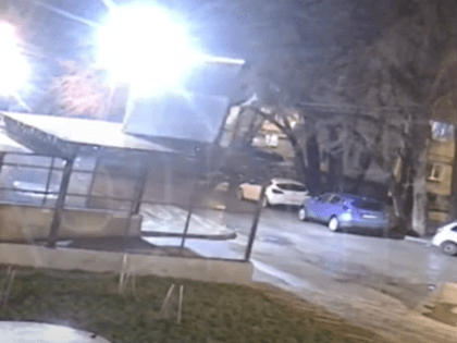 Крыша-самолет улетела в припаркованное авто и попала на видео в Воронеже