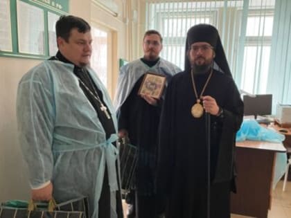 В Рождественский сочельник Преосвященнейший Дионисий, епископ Россошанский и Острогожский, посетил посетил акушерское отделение Россошанской районной больницы