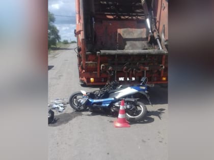В Воронежской области пьяный скутерист столкнулся с мусоровозом