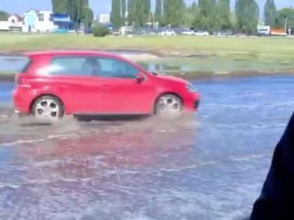 Потоп, из-за которого образовались гигантские пробки на левом берегу, показали на видео