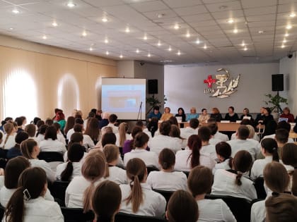 Сотрудники ВОКБ №1 посетили ярмарку вакансий в Острогоржске