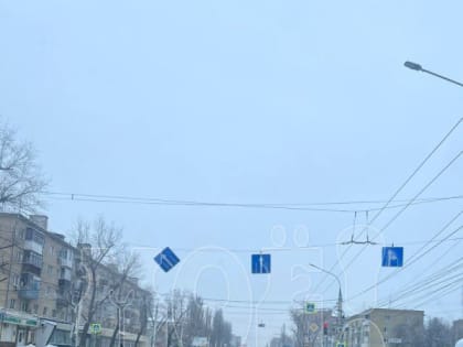 Воронежцы сообщили о висящем на волоске дорожном знаке&nbsp;