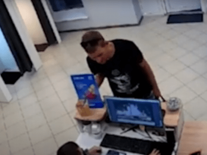 Грязный поступок мужчины с большой сумкой расстроил продавца цветочного магазина в Воронеже