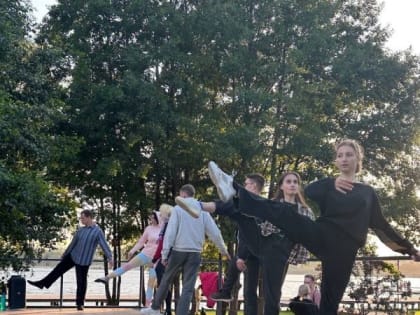 Воронежцев в парке учили винтажным танцам